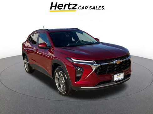 Used 2025 Chevrolet Trax LT image 1