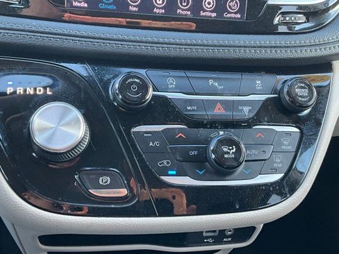Used 2020 Chrysler Pacifica Limited FWD image 26