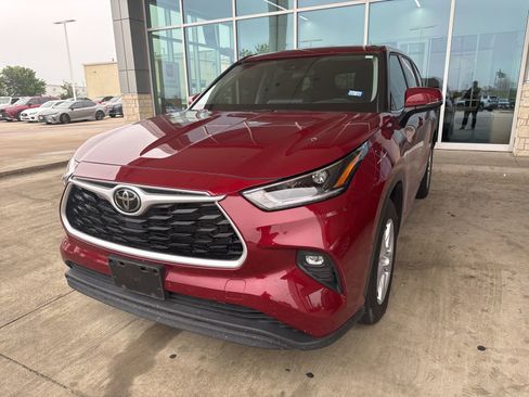 Used 2021 Toyota Highlander LE FWD image 10