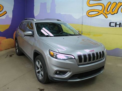 Used 2019 Jeep Cherokee Limited w/ Luxury Group AWD/4WD image 2