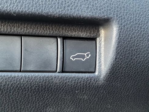Used 2023 Toyota Venza LE AWD/4WD image 9