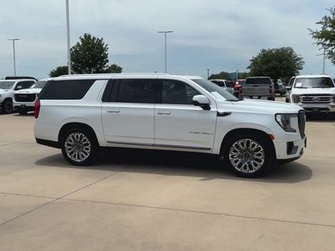 Used 2023 GMC Yukon XL Denali Ultimate AWD/4WD image 3