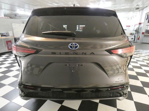 Used 2021 Toyota Sienna XSE image 5