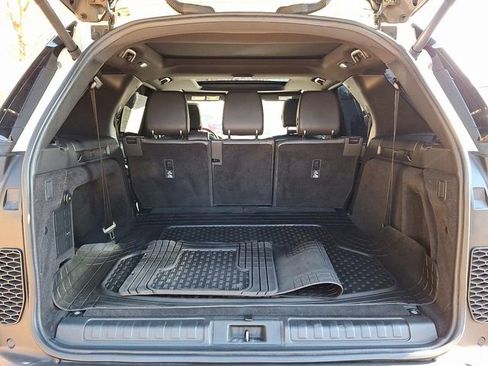 Used 2018 Land Rover Discovery SE image 32