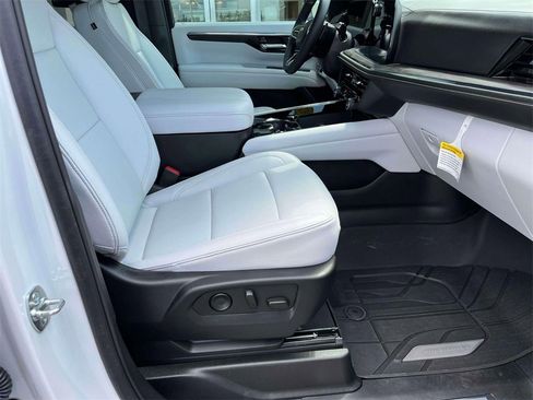 Used 2025 Chevrolet Suburban Premier image 25