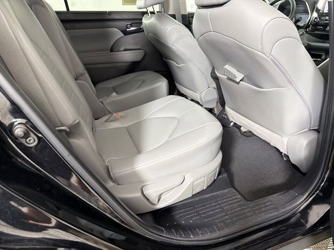 Used 2024 Toyota Highlander XLE image 16