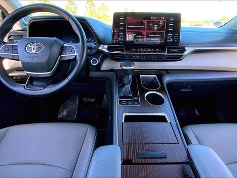 Used 2021 Toyota Sienna XLE image 14