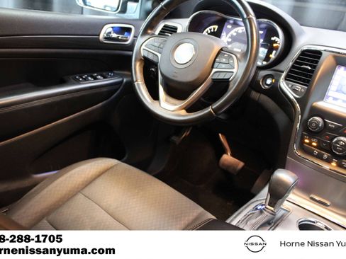 Used 2019 Jeep Grand Cherokee Laredo AWD/4WD image 10