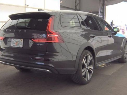 Used 2025 Volvo V60 B5 Cross Country Plus AWD/4WD image 3