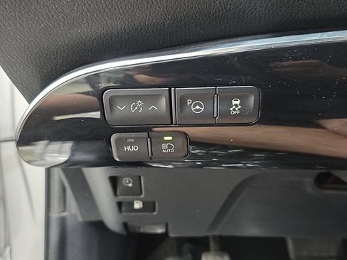 Used 2018 Toyota Prius Prime Advanced w/ Carpet Mat Package FWD image 26