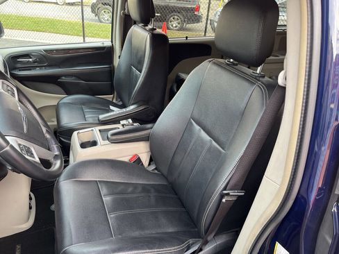 Used 2016 Chrysler Town & Country Touring image 9