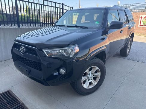 Used 2018 Toyota 4Runner SR5 AWD/4WD image 5