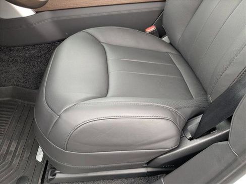 New 2025 Land Rover Range Rover Long Wheelbase SE image 4