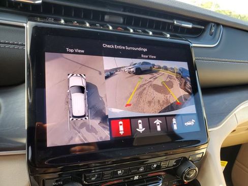 New 2025 Jeep Grand Cherokee Limited w/ Luxury Tech Group II image 10