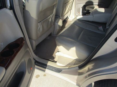 Used 2005 Toyota Highlander 4WD V6 w/ 3rd Row image 24