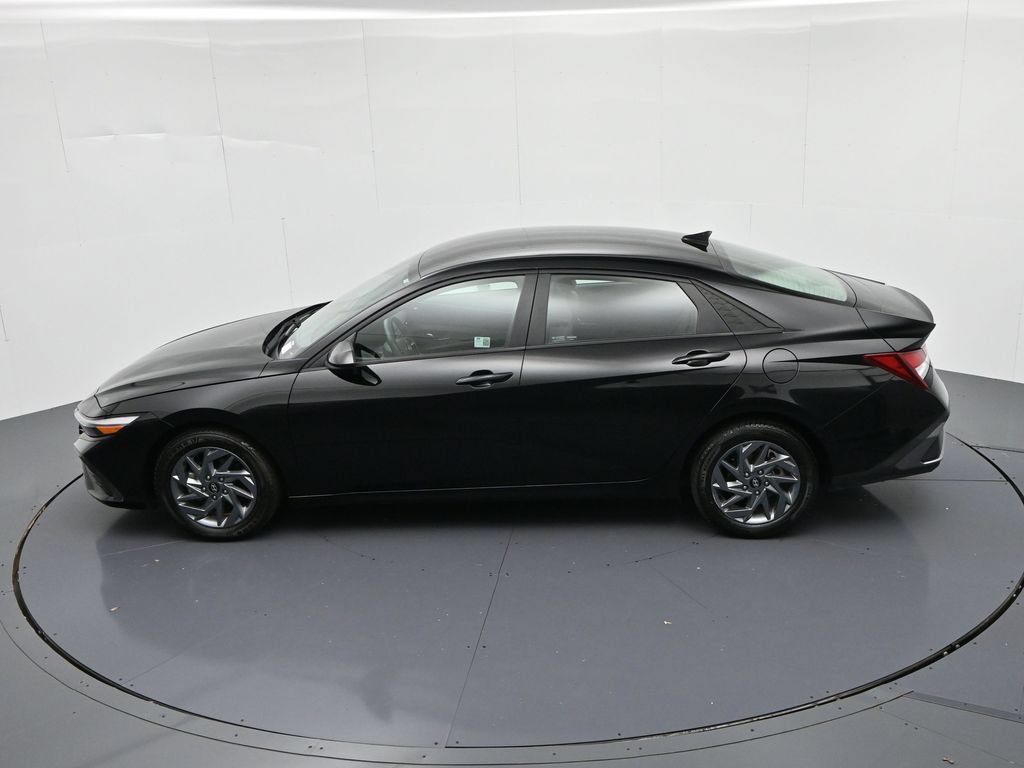 Used 2024 Hyundai Elantra SEL FWD image 18