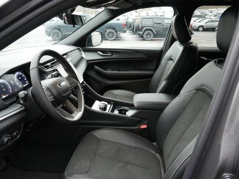 New 2025 Jeep Grand Cherokee Altitude image 2