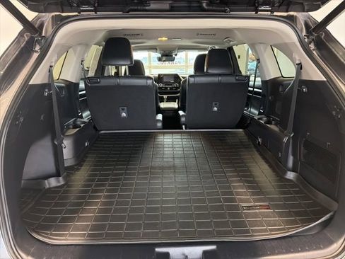 Used 2020 Toyota Highlander XLE image 18