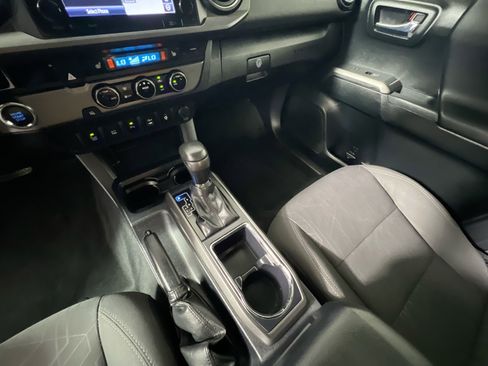 Used 2017 Toyota Tacoma TRD Sport image 26