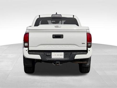 Used 2019 Toyota Tacoma TRD Sport w/ Technology Package RWD image 4