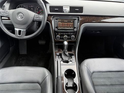 Used 2015 Volkswagen Passat 1.8T SEL Premium image 10