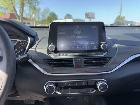 Used 2025 Nissan Altima 2.5 SV image 13