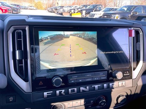 Used 2025 Nissan Frontier SV image 18