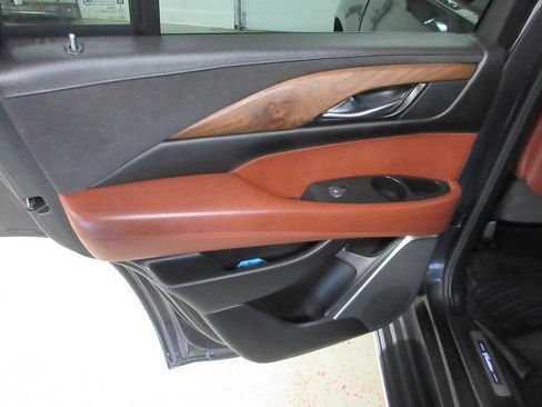 Used 2017 Cadillac Escalade Luxury AWD/4WD image 23