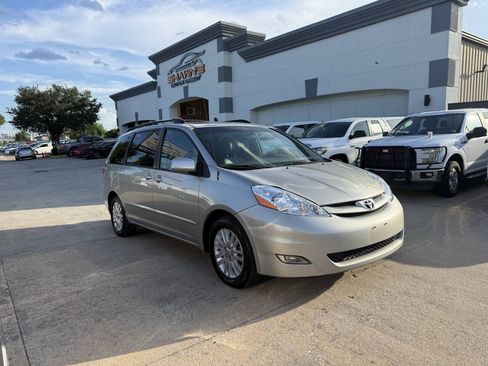 Used 2009 Toyota Sienna XLE FWD image 2