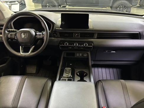 Used 2025 Honda Pilot EX image 17