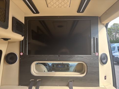 Used 2024 Mercedes-Benz Sprinter 3500 image 21