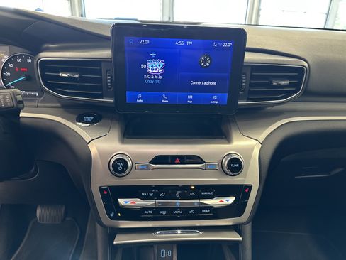 Certified 2022 Ford Explorer XLT w/ Equipment Group 202A image 3