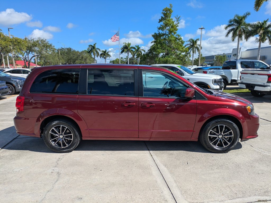 Used 2019 Dodge Grand Caravan SE FWD image 3