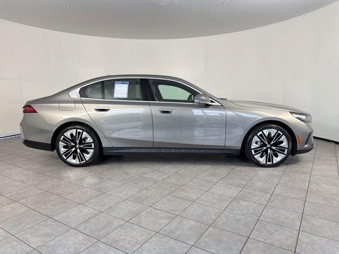 Certified 2025 BMW 530i RWD image 8