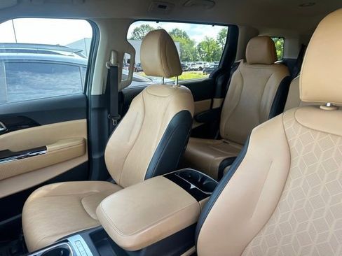Used 2024 Kia Carnival EX FWD image 10