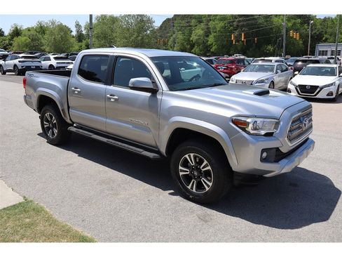 Used 2017 Toyota Tacoma TRD Sport w/ Premium & Technology Package RWD image 7