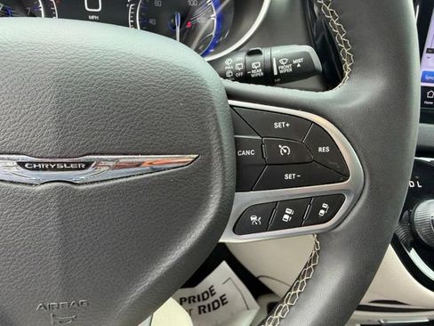 Used 2024 Chrysler Pacifica Touring-L FWD image 17