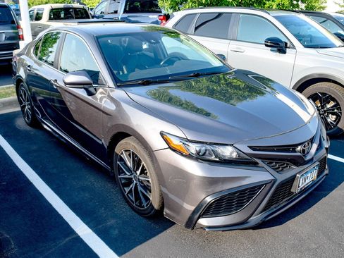 Used 2021 Toyota Camry SE FWD image 4