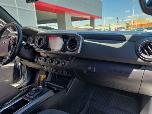 Used 2019 Toyota Tacoma TRD Off-Road w/ Technology Package AWD/4WD image 16