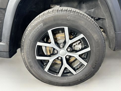 Used 2024 Jeep Grand Cherokee Limited image 11