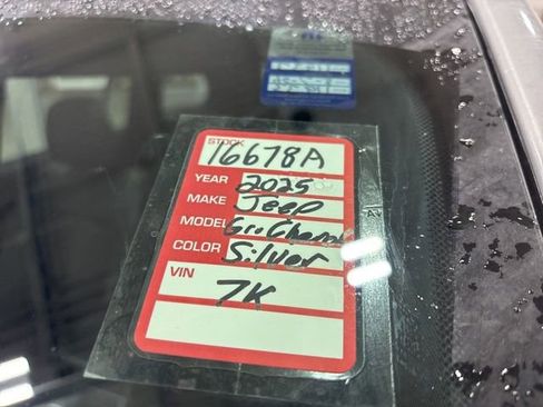 Used 2025 Jeep Grand Cherokee Limited w/ Luxury Tech Group II image 34