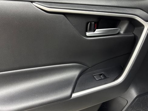 Used 2021 Toyota RAV4 XLE FWD image 39