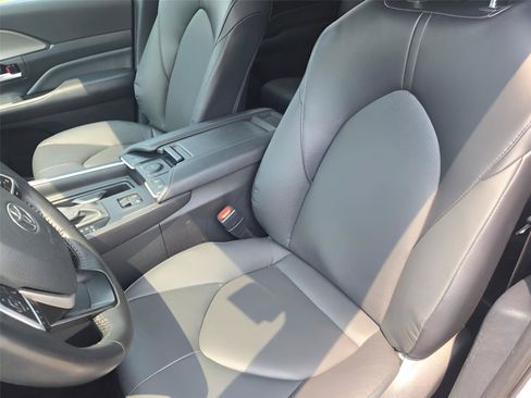 Used 2025 Toyota Grand Highlander FWD image 23