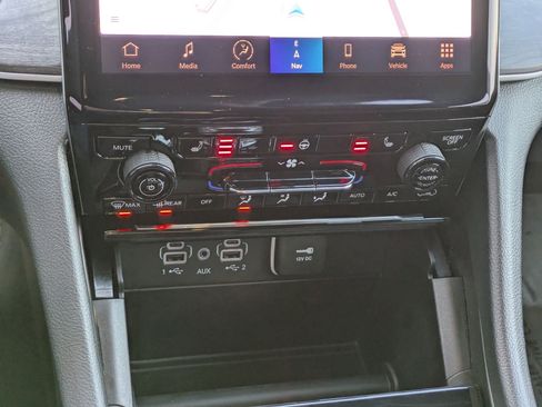 Used 2024 Jeep Grand Cherokee Limited w/ Black Appearance Package image 23