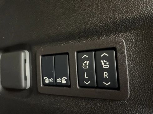 Used 2024 GMC Yukon XL Denali w/ Advanced Technology Package image 21