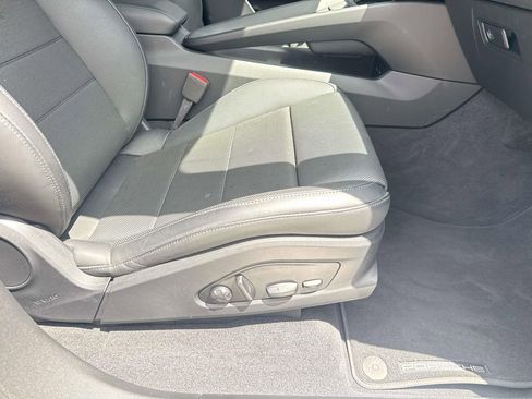 Certified 2025 Porsche Macan Electric RWD image 17