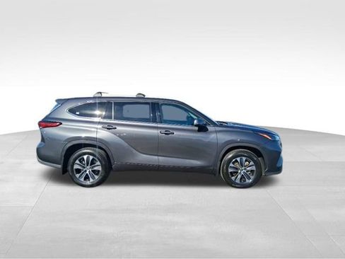 Used 2022 Toyota Highlander XLE image 6