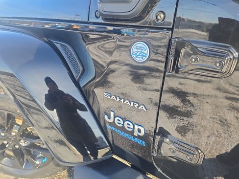 Used 2022 Jeep Wrangler Unlimited Sahara w/ Cold Weather Group AWD/4WD image 11