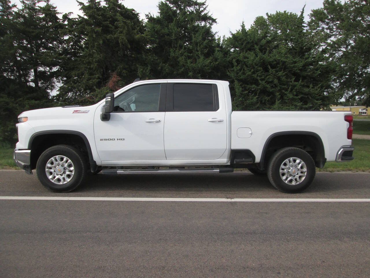 Used 2024 Chevrolet Silverado 2500 LT AWD/4WD image 10
