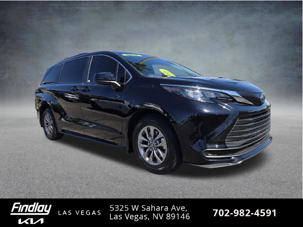 Used 2024 Toyota Sienna LE FWD image 3